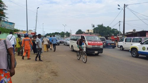 Reportage Afrique - Gabon: les habitants de Libreville en proie à la canicule et à la montée des eaux