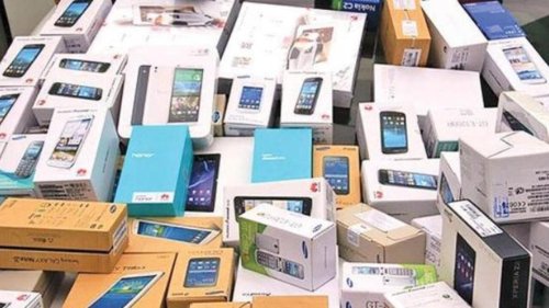 دولت ایران تصمیم ممنوعیت واردات تلفن همراه بالای ۳۰۰ یورو را لغو کرد