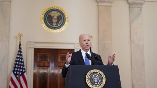 De premiers États américains bannissent l'avortement, Biden dénonce une «erreur tragique»
