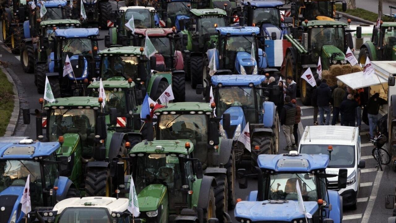 France: plus de 350 tracteurs devant l’Assemblée nationale, les agriculteurs poursuivent leur mobilisation
