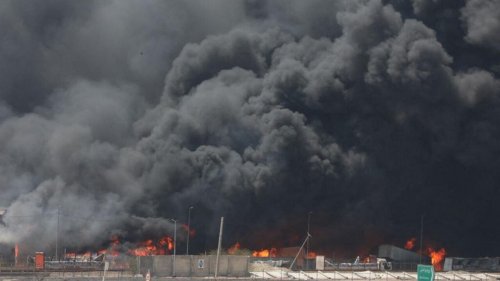 Explosion meurtrière en Iran: l'incendie se poursuit dans le plus grand port du pays