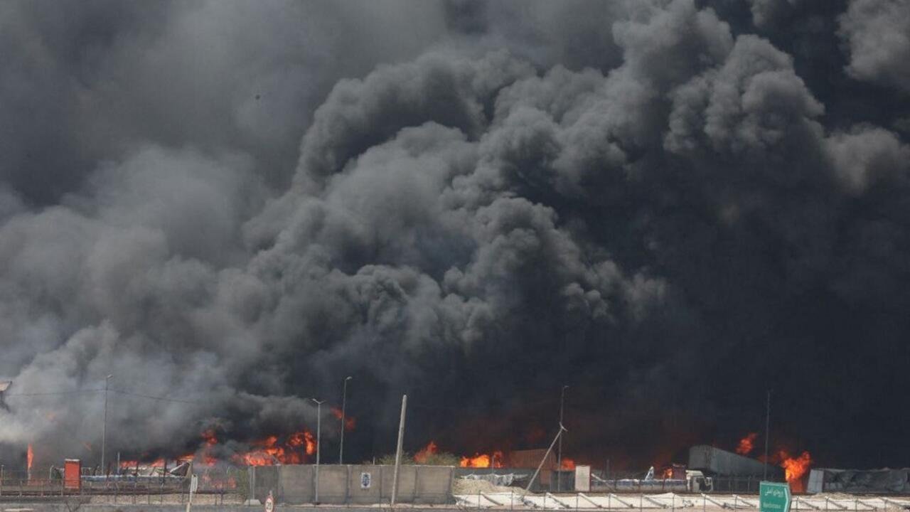 Explosion meurtrière en Iran: l'incendie se poursuit dans le plus grand port du pays