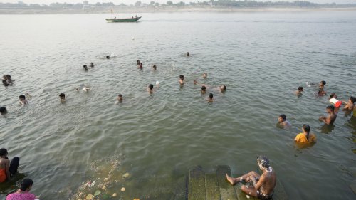 Inde: la qualité de l'eau sacrée du Gange continue d'empirer
