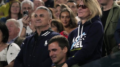 Open d'Australie: le père de Djokovic fait polémique en s'affichant avec des supporters pro-Poutine
