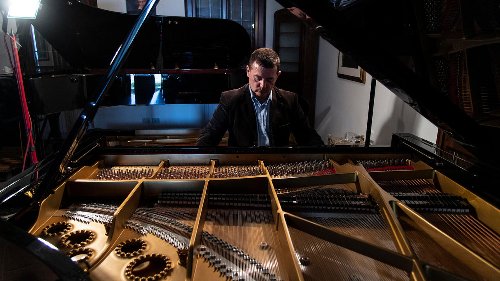 Italian piano maker sees craft threatened with extinction - RFI