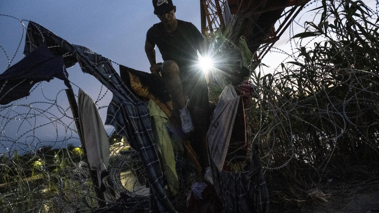 US revokes legal status for 500,000 immigrants