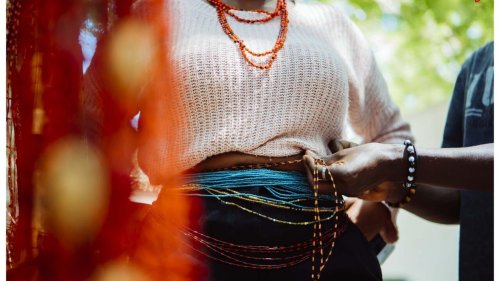 La vie ici - Burundi: la mode des perles de taille