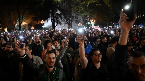 Géorgie: le Parlement vote en faveur d'une loi controversée, des milliers d'opposants dans la rue