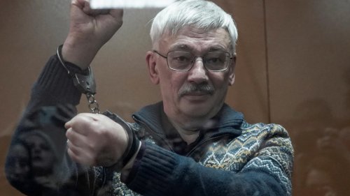 Russie: l'opposition toujours plus malmenée, le dissident Oleg Orlov condamné à deux ans et demi de prison