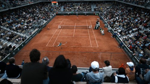 Reportage France - Des élèves de Villiers-le-Bel initiés au tennis sur les courts de Roland-Garros
