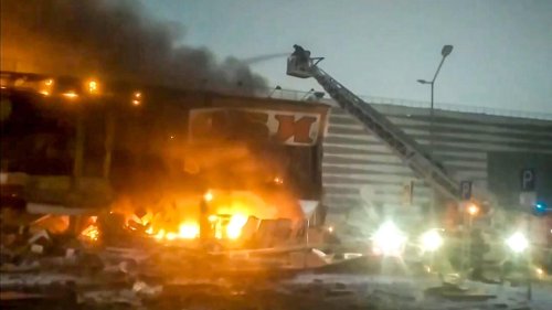 Russie: un énorme incendie ravage un centre commercial près de Moscou