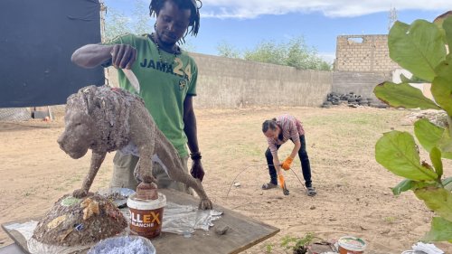 Sénégal: deux sculpteurs interpellent sur l’écologie avec un lion géant en plastiques