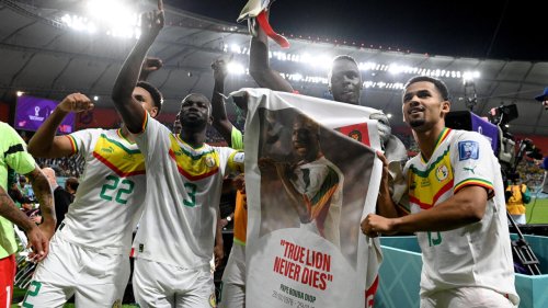Mondial 2022: le Sénégal entre joie d’être en huitièmes et hommage à Papa Bouba Diop