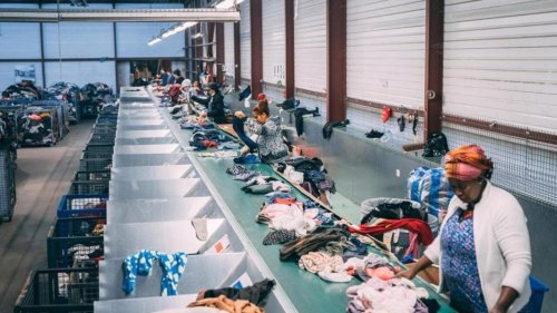 Reportage France - Au centre de tri Relais Val-de-Seine, la seconde vie des vêtements
