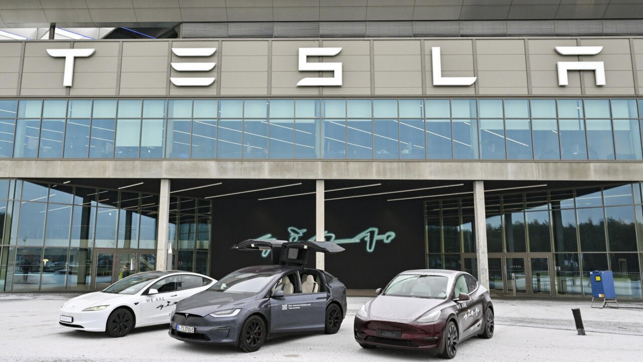 Allemagne: le patron de l'usine Tesla à Grünheide menace de geler les salaires des employés en arrêt maladie