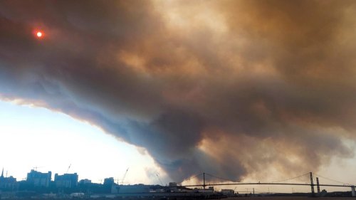 Face à des incendies inédits, l’est du Canada évacue des milliers d’habitants