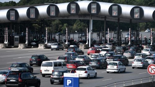 French motorists faced with motorway toll hike of nearly 5%