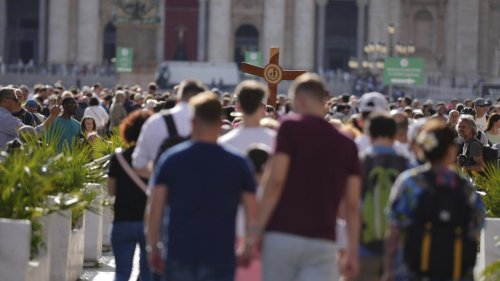 Mort du pape François: l'émotion des fidèles place Saint-Pierre
