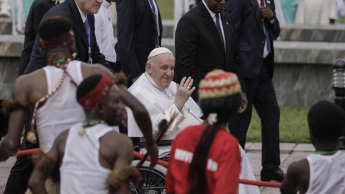RDC: le pape accueilli par la foule à son arrivée à Kinshasa