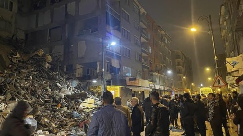 Des dizaines de morts en Turquie et en Syrie après un séisme de magnitude 7,8