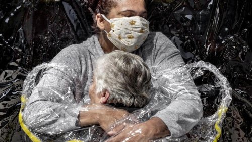 Pandemic embrace awarded World Press Photo prize