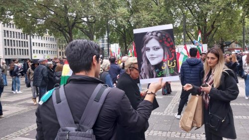 آلمان: شهروندان ایرانی و آلمانی در حمایت از اعتراضات مردمی در ایران تجمعاتی برگزار کردند