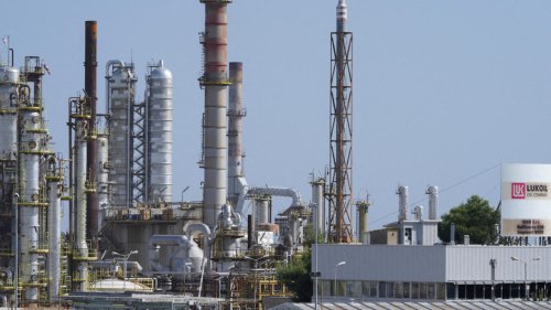 L'Italie place sous tutelle la raffinerie sicilienne du géant pétrolier russe Loukoïl