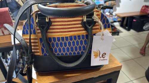 L'Afrique en marche - L. E Créations, tissages ivoiriens : objets de fierté culturelle