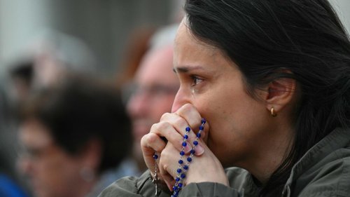 Mort du pape François: l'émotion des fidèles place Saint-Pierre