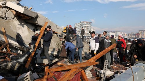Revue de presse internationale - À la Une: la course contre la montre pour dégager des survivants, 48h après le séisme turco-syrien