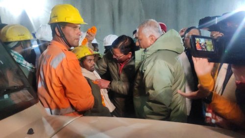 Inde: les 41 ouvriers coincés dans un tunnel sont évacués après 17 jours sous terre
