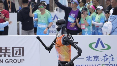 En Chine, des robots humanoïdes ont couru le semi-marathon aux côtés d'humains