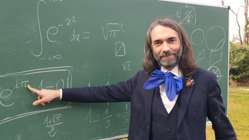 Fields Medal winner Cedric Villani explains the many mysteries of Pi