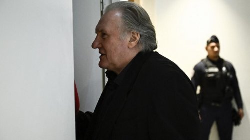 France: 18 mois de prison avec sursis requis contre Depardieu, jugé pour agressions sexuelles