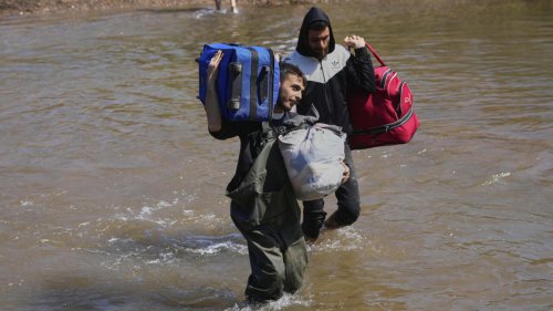Au Liban, les villages frontaliers s'organisent pour accueillir les familles alaouites fuyant la Syrie