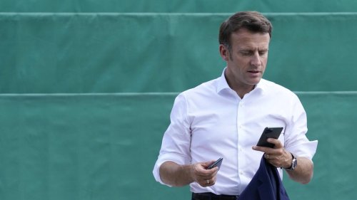 Macron reste à la manœuvre politique en France malgré ses engagements diplomatiques