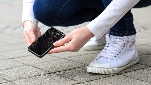 Заменить разбитый экран iPhone в сервисных центрах не получится - Российская газета