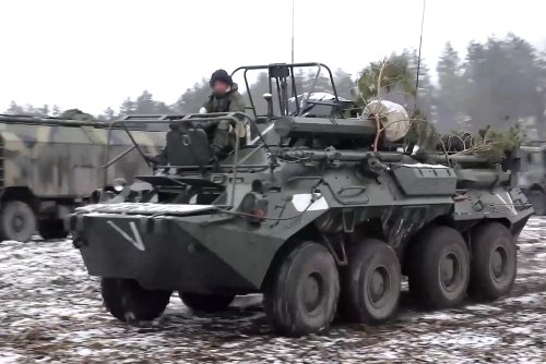 Российские военные показали бронетехнику с "V" в Киевской области - Российская газета