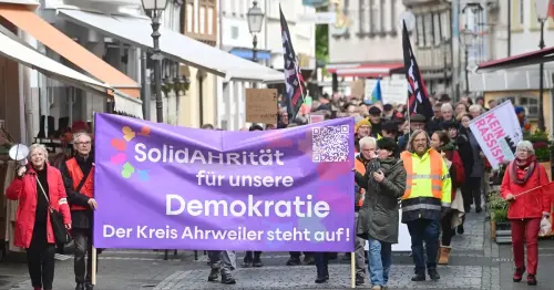 Mehrere Hundert Menschen trotzen dem Wetter: Demo gegen rechts verläuft in Ahrweiler friedlich