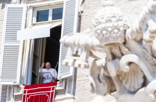 Il Papa: togliere la pietra dai sepolcri dei nostri problemi e tornare a vivere
