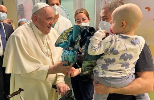 Papa al Gemelli. Bruni: “in visita ai bambini del reparto oncologia pediatrica” e battezza un bimbo di poche settimane