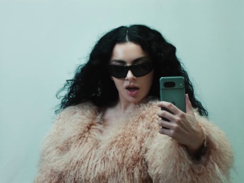 Ci sono poche cose più strane di Charli xcx protagonista e produttrice del nuovo film di Takashi Miike