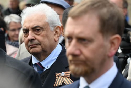 Russisicher Botschafter Netschajew zieht beim Elbe-Day in Torgau die Aufmerksamkeit auf sich