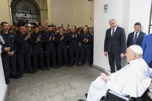 Papst Franziskus besucht Gefängnis in Rom