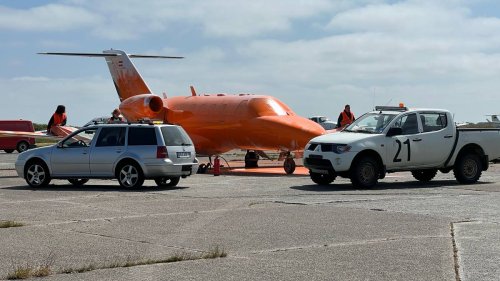 Sylt: Aktivisten sprühen Farbe auf Privatjet und kritisieren Olaf Scholz