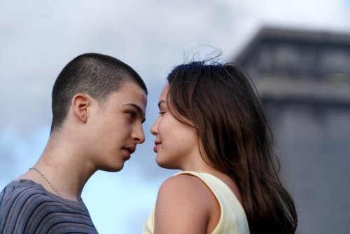 „Beating Hearts“ - der traurigsüße Vogel Liebe steigt auf