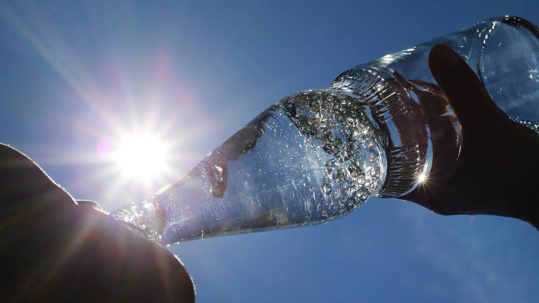 Bei Hitze ausreichend trinken - Doch wie viel Wasser ist genug?