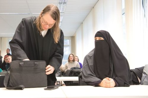 Urteil in Hessen: Gesichtsschleier am Lenkrad nicht erlaubt