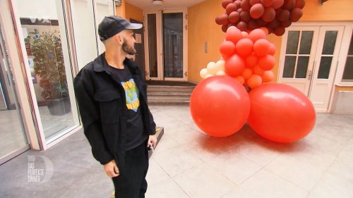„Das perfekte Dinner“: Christoph empfängt seine Gäste mit Phallusskulptur aus Luftballons