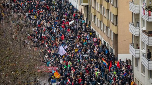 Erneut bundesweite Corona-Proteste: Demo vor SWR-Gebäude in Stuttgart, Pfefferspray in Erfurt